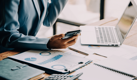 La directive CSRD s’inscrit dans une démarche de développement durable et impose des reporting ESG autour de 3 piliers : transparence, durabilité et taxonomie.